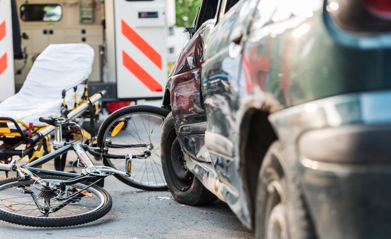 Coche accidentado con una bicicleta