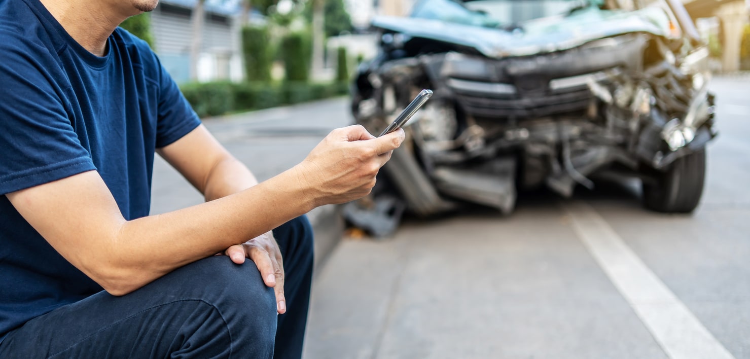 Un hombre, tras un accidente de coche